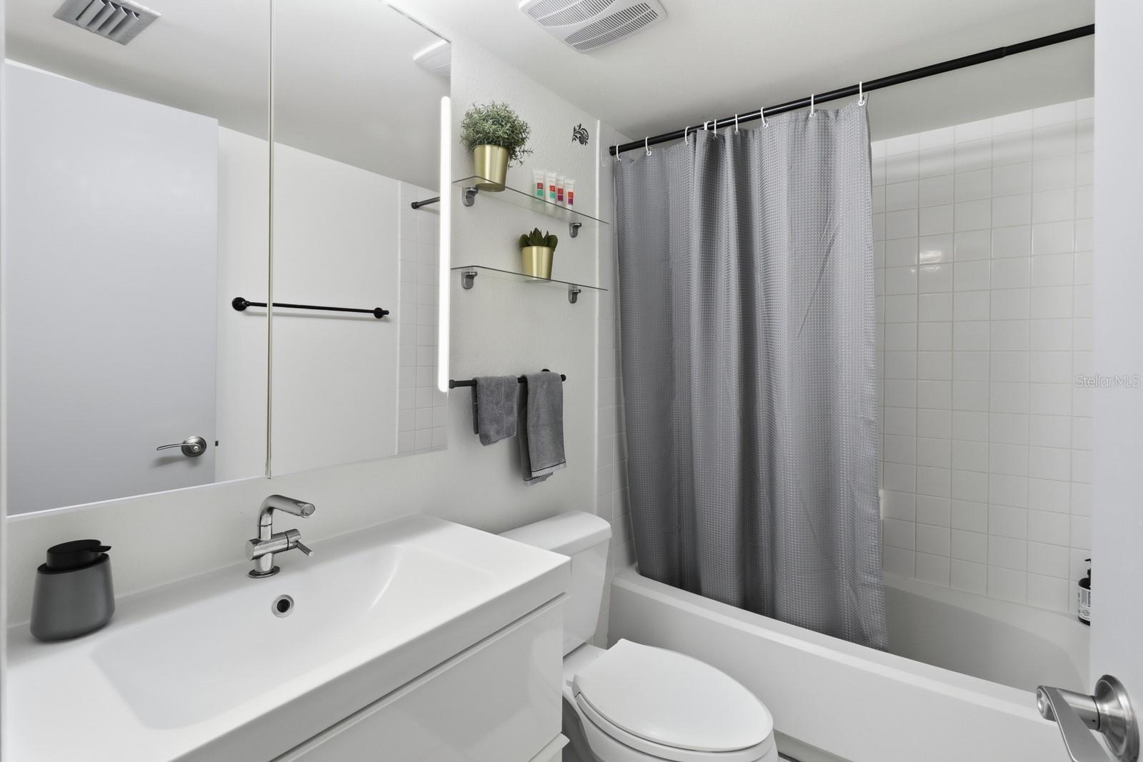 LAKESIDE CONDO APTS - Residential