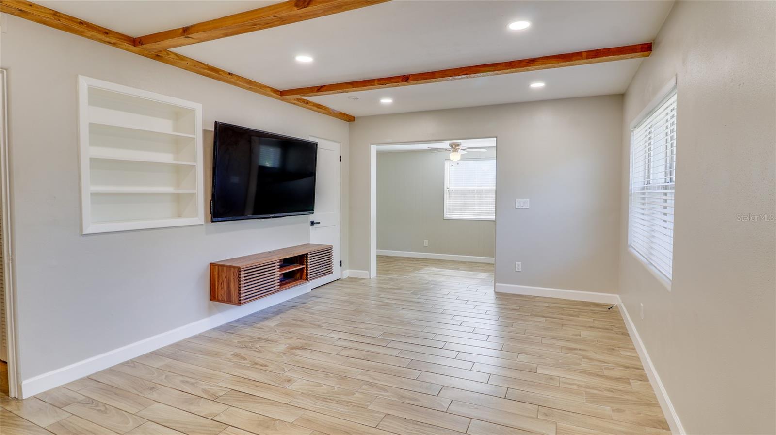 1809 PINEVIEW CIRCLE