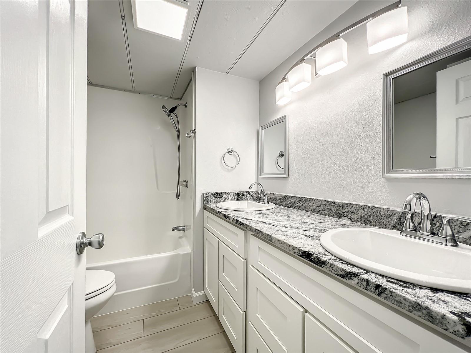 Photo 6 of 20 of 1315 TEAKWOOD LANE mobile home