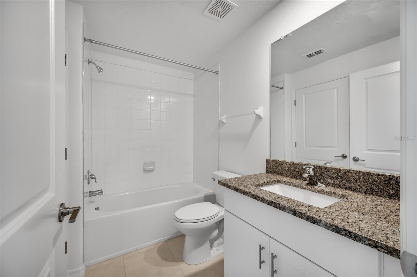 TOWNES/VERIDIAN - Residential Lease