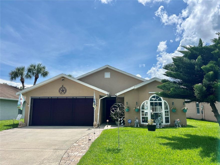 KINGS BAY ~ Fabulous CBS family home! 3 Bd/2 Ba/ 2 C Gar. Foyer entry, Great room, vaulted ceiling. Open concept,Split bedrooms.  Delightful kitchen, pantry, oak cabinets. Bay window and 2 closets in primary Bd. 1354 sq ft Under Air/1595 TLA.  Water Softener. Garage has added screen enclosure. Screened lanai and fenced yard.  Shed. Community pool, Tennis and shuffleboard courts, sidewalks. HOA 70 mo.  Pet Friendly. DELIGHTFUL in every way! A MUST SEE!

Dimensions are approximate, must measure for exact.