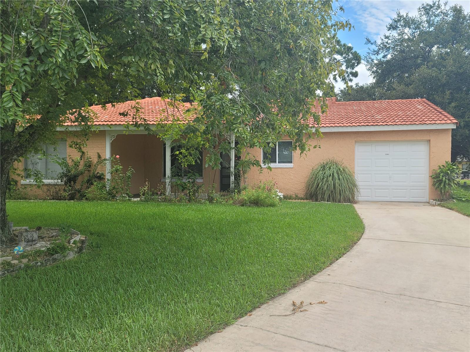Welcome to this beautifully renovated 2-bedroom, 2-bathroom gem located in the highly desirable Montpelier neighborhood of the Williamsburg area in Orlando. This immaculate home has been thoughtfully remodeled from top to bottom, blending modern finishes with timeless comfort.
Step inside to discover an open-concept layout thats perfect for entertaining or relaxing with those you care about. The expansive kitchen is a chefs delight, featuring ample counter space and a layout designed for culinary inspiration. The generously sized primary suite easily accommodates a king-size bedroom set, offering both comfort and functionality.
Enjoy peaceful mornings and relaxing evenings in the large screened-in lanai, where views of mature trees and lush greenery create your own private oasis.
The Montpelier community provides a host of amenities including a sparkling pool, tennis and basketball courts, fitness center, rentable clubhouse for gatherings, and even designated RV and boat parking.
Ideally situated just moments from world-renowned theme parks, major highways, dining, and shopping, this home offers the perfect blend of convenience and tranquility.
Dont miss the opportunity to make this exceptional home yoursschedule your private tour today!
