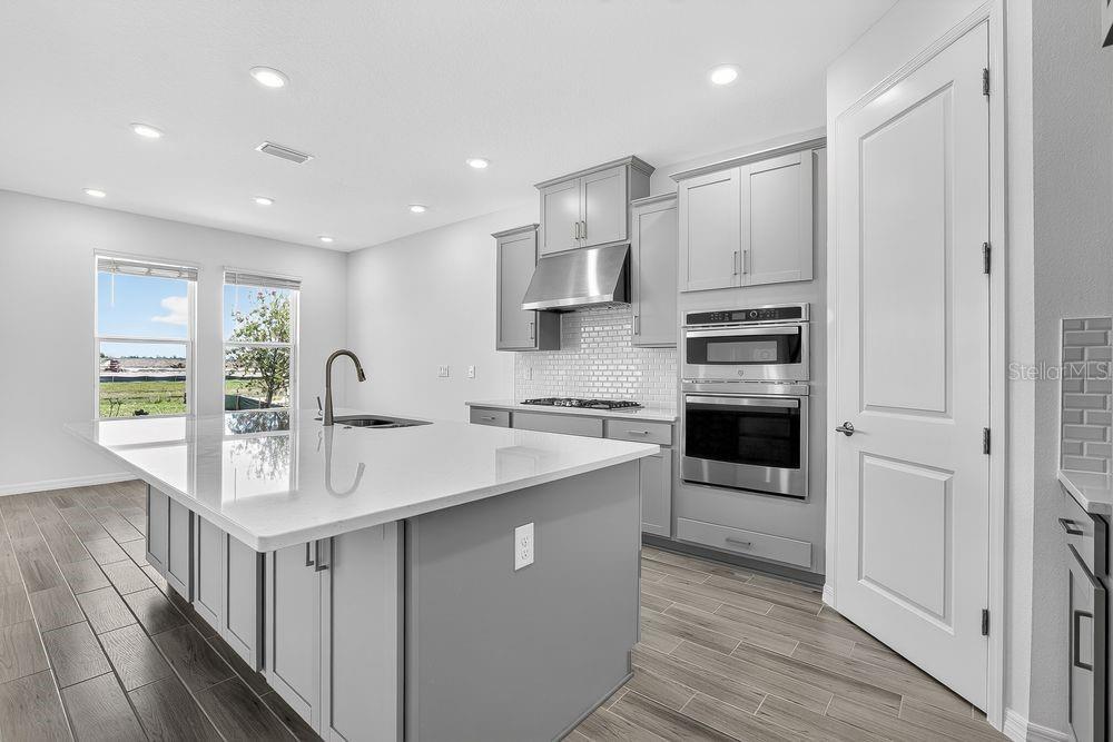 831 JUNONIA BOULEVARD