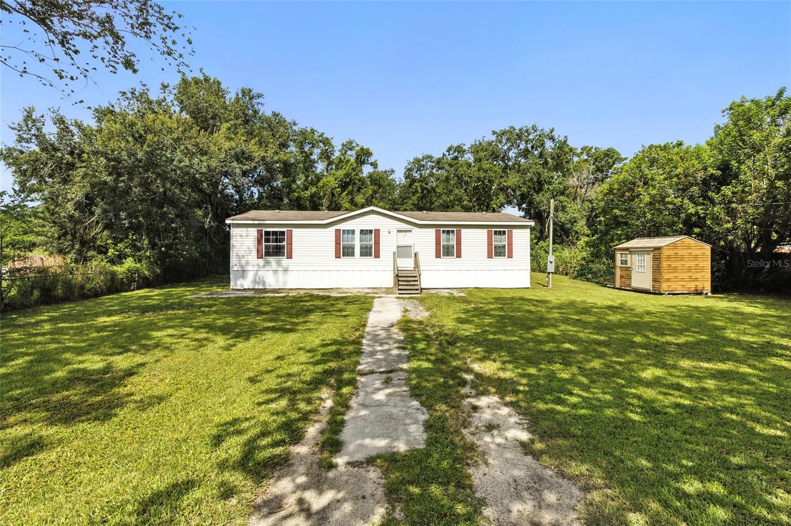 NO HOA AUBURNDALE! 3-bedroom, 2-bathroom mobile home with den sits on approximately 0.39 acres of land. Approximately 1,404 square feet of living space, ample room for everyday living and entertaining. Spacious layout includes a well-designed kitchen. Master bedroom features a private en-suite bathroom, offering a convenient and comfortable retreat. Additional 2 bedrooms provide flexible space for guests, home office, or personal use. Lot size provides a generous outdoor area, allowing for the potential of various recreational activities or personal landscaping projects. Easy access to Restaurant, Shops & I -4 ." SOLD AS IS "