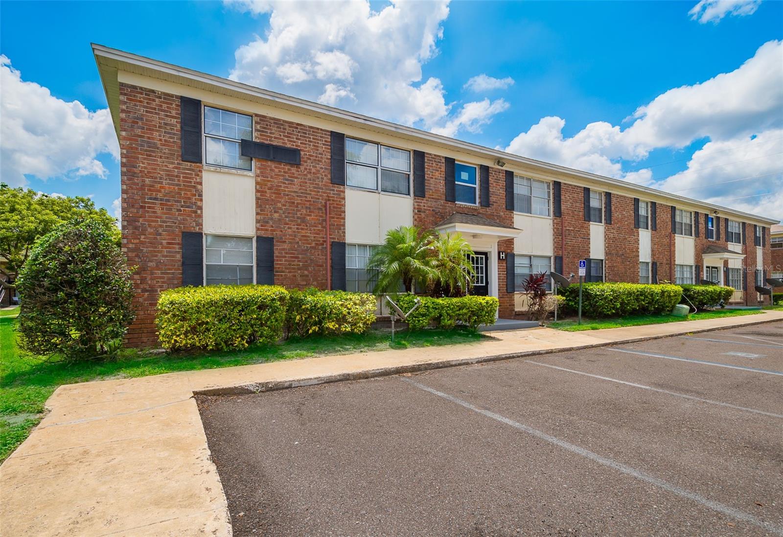ATTENTION GOOD TENNATS!! LOCATION, LOCATION!!COME TO SHOW THIS WONDERFUL OPORTUNITY FOR RENT THIS 1 BED 1 BATH ON FIRST FLOOR. ONCE YOU ENTER TO THE PROPERTY, YOU WILL FEEL LIKE YOU ARE AT HOME. THE KITCHEN IS IN FRONT OF THE LIVING AND DINING ROOM, OFFERING A NICE AREA FOR RELAXING AND ENJOY!! THE BED HAS GOOD SIZE, SAME AS ITS BATH. IT HAS TWO CLOSETH. TWO CAR SPACES. THE GROVE PARK CONDOMINIUM HAS ONE PRETTY POOL. THE NEIGHBORHOOD IS GOOD. THE APARMENT HAS A NEW FLOOR AND WAS RECENTLY PAINTED. NEAR TO ORLANDO INTERNATIONAL AIRPORT. CALL NOW!! IT HAS AN AFFORDABLE PRICE!!