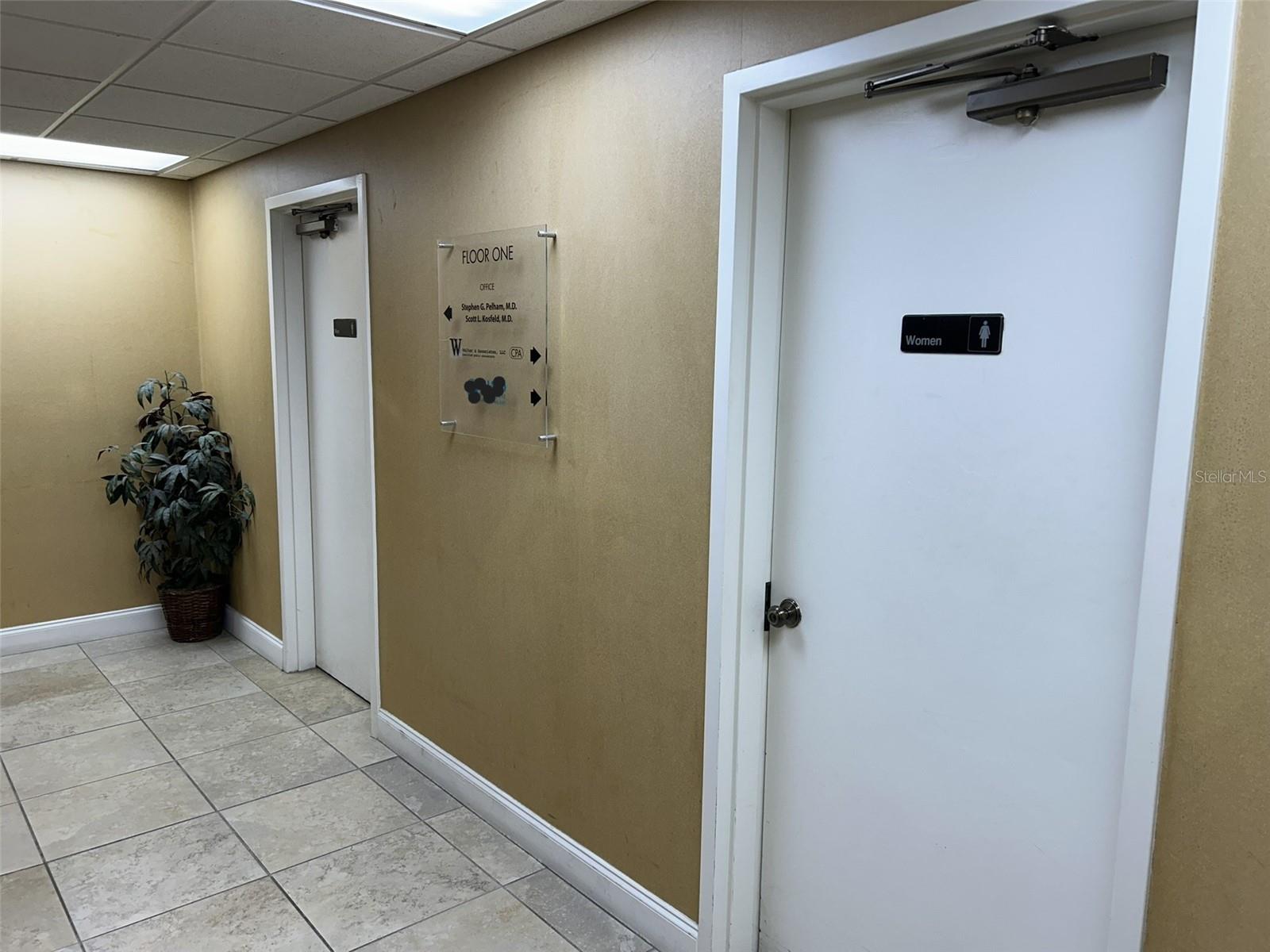 ANNA MARIA SQUARE - Commercial Lease