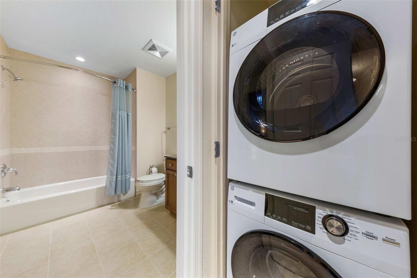 VILLAS AT REUNION SQUARE CONDO PH 2 - Residential Lease