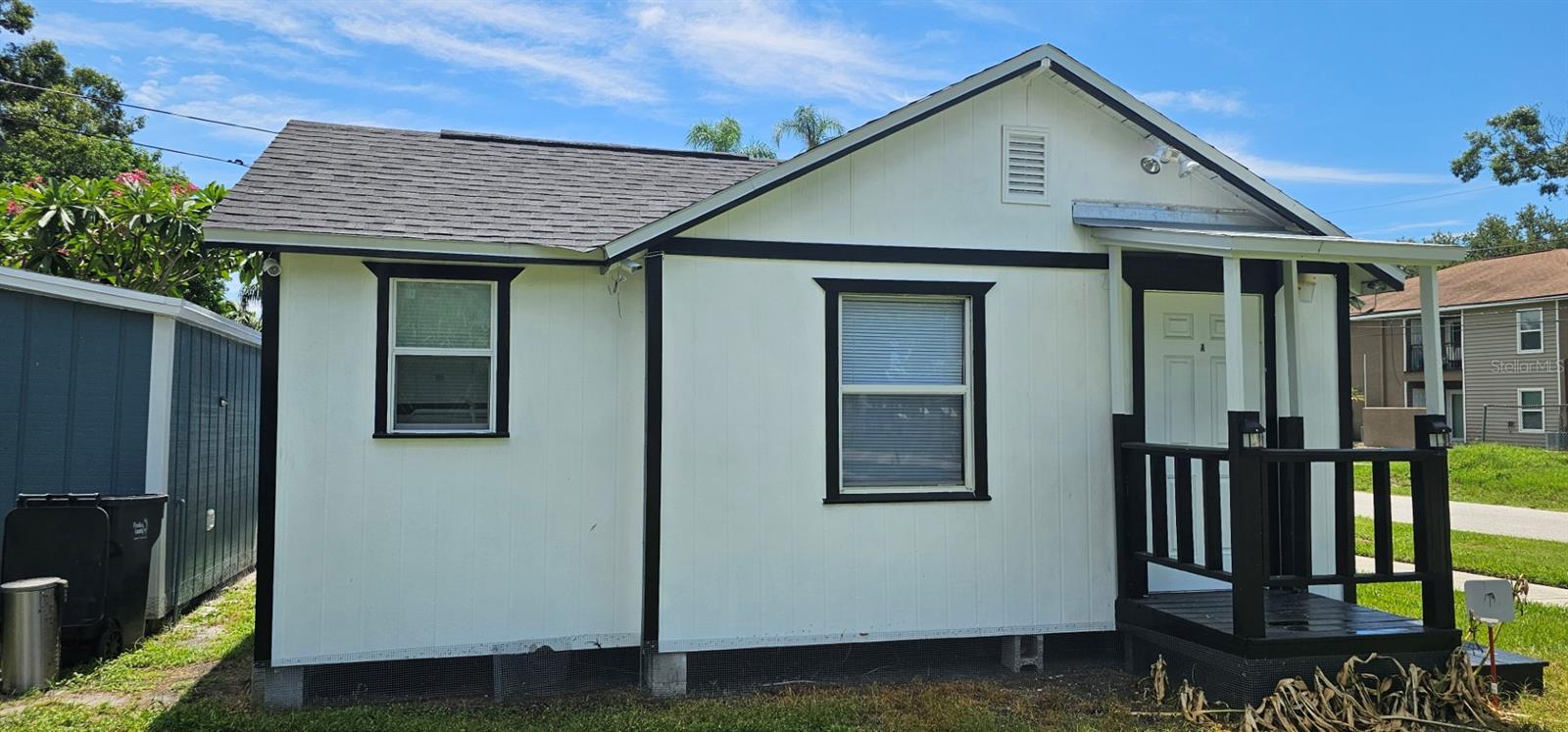 Beautiful tiny home/ large studio house includes water and electricity.