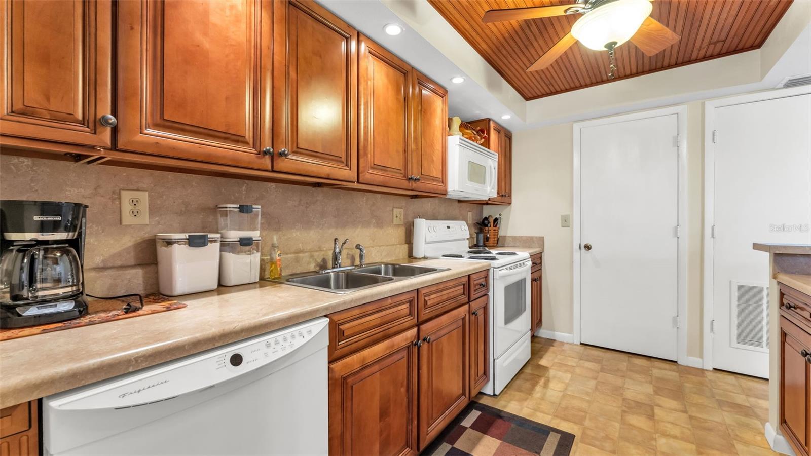 LAKESIDE VILLAGE 01 CONDO - Residential