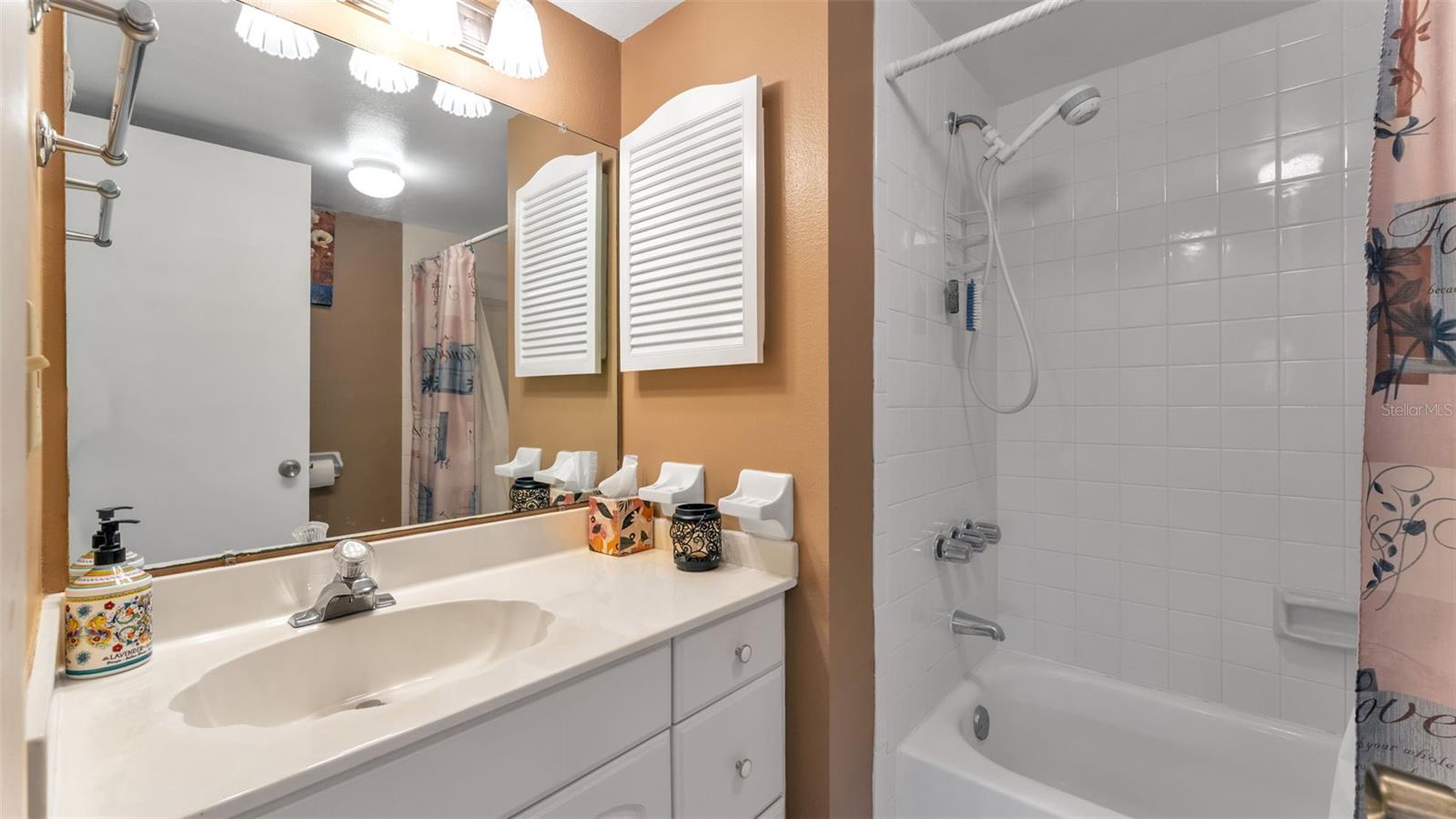 LAKESIDE VILLAGE 01 CONDO - Residential