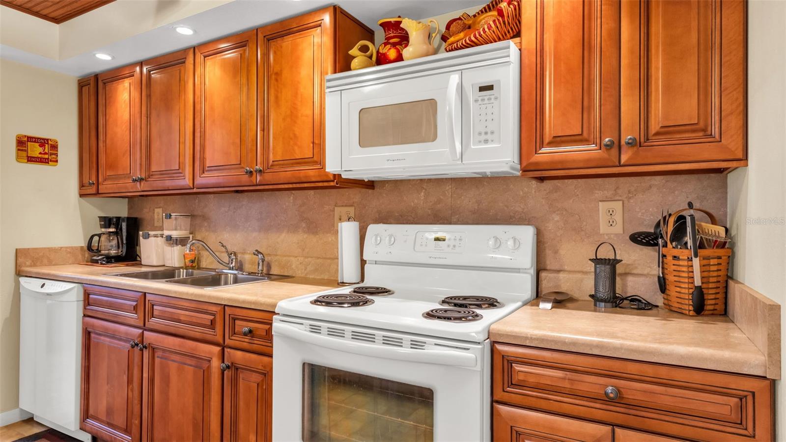 LAKESIDE VILLAGE 01 CONDO - Residential