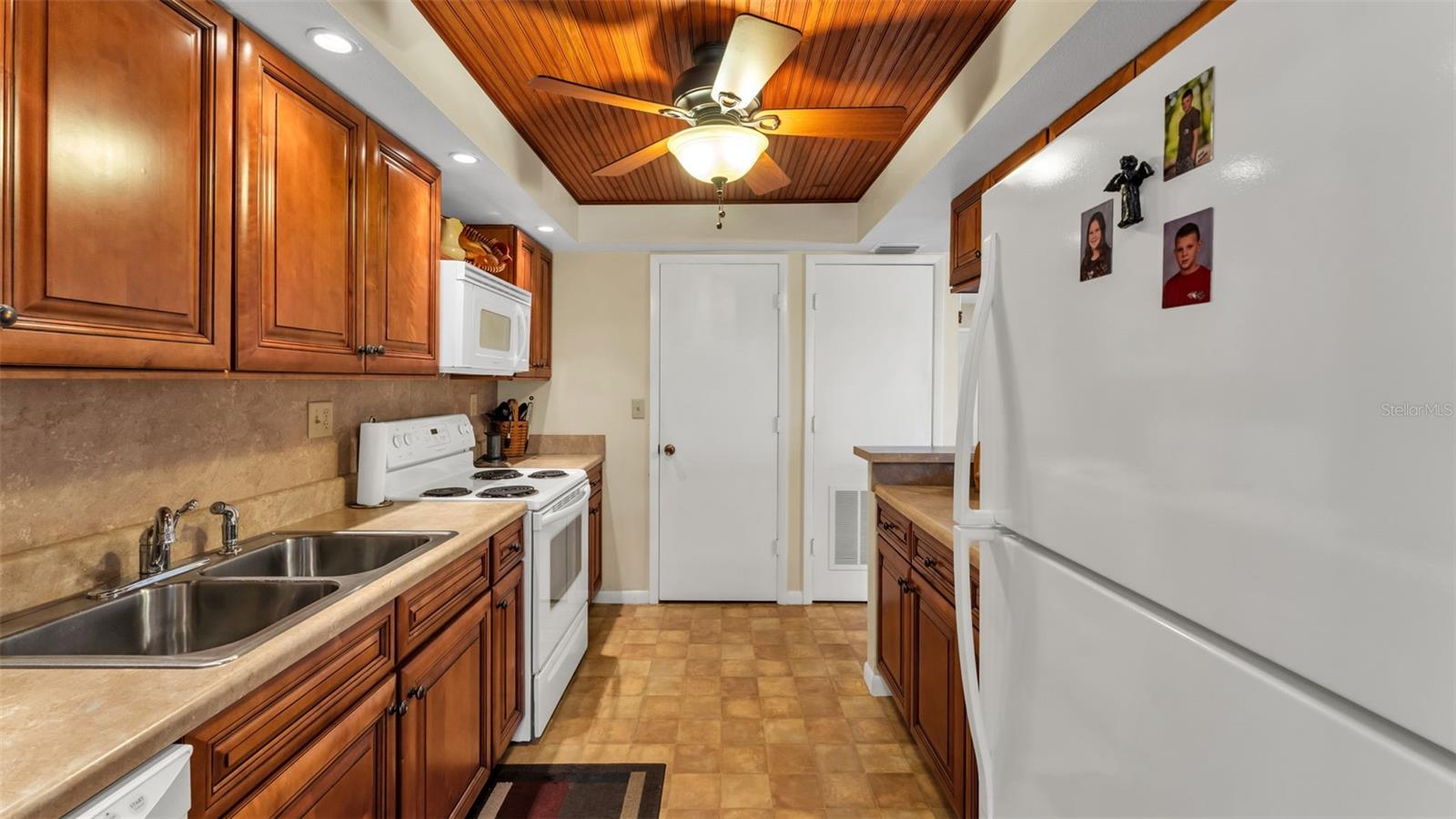 LAKESIDE VILLAGE 01 CONDO - Residential