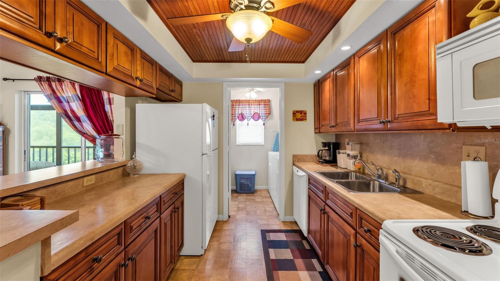 LAKESIDE VILLAGE 01 CONDO - Residential