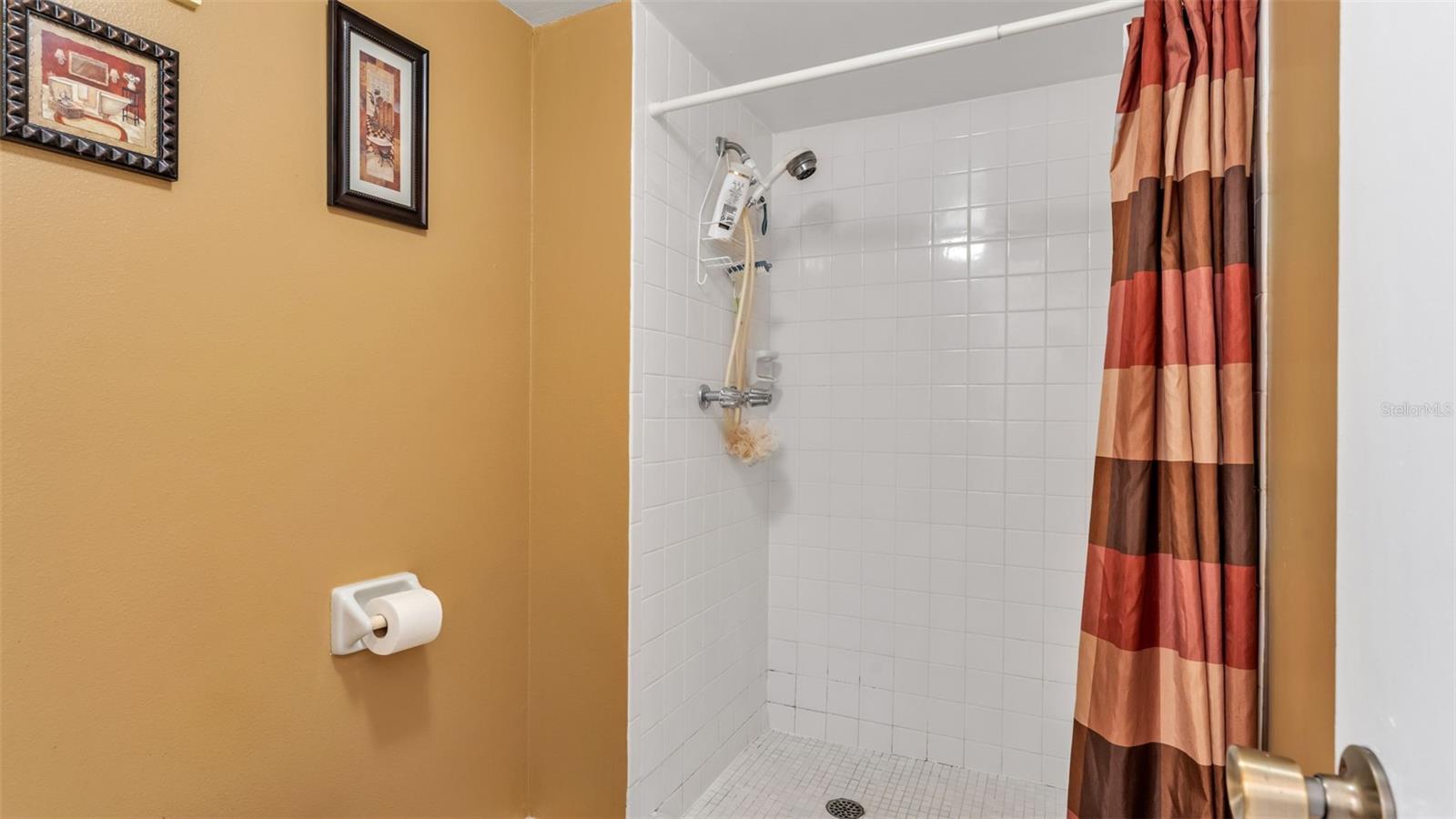 LAKESIDE VILLAGE 01 CONDO - Residential