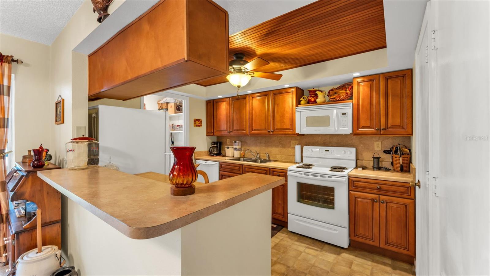 LAKESIDE VILLAGE 01 CONDO - Residential