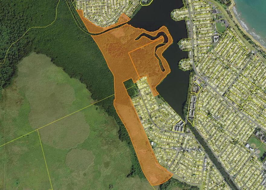 Located in Toa Baja, adjacent to Levittown, this exceptional 236-acre (approx. 955,000 m²) parcel is just 25–30 minutes from the San Juan International Airport and only 10 minutes from Dorado. The property offers a rare development opportunity in one of the most desirable areas of the San Juan metropolitan region. Its flat, expansive terrain is ideal for a large-scale residential project, with a strategic location providing quick access to Dorado’s luxury communities, shopping, schools, medical centers, and beaches. Close proximity to major highways ensures easy connectivity to San Juan, Bayamón, and the northern coast, while the surrounding area’s growing residential demand makes it perfectly suited for single-family homes, townhomes, or mixed-use community planning. This is a unique chance to acquire one of the largest contiguous land parcels available in the metro area, offering significant potential for developers and investors.