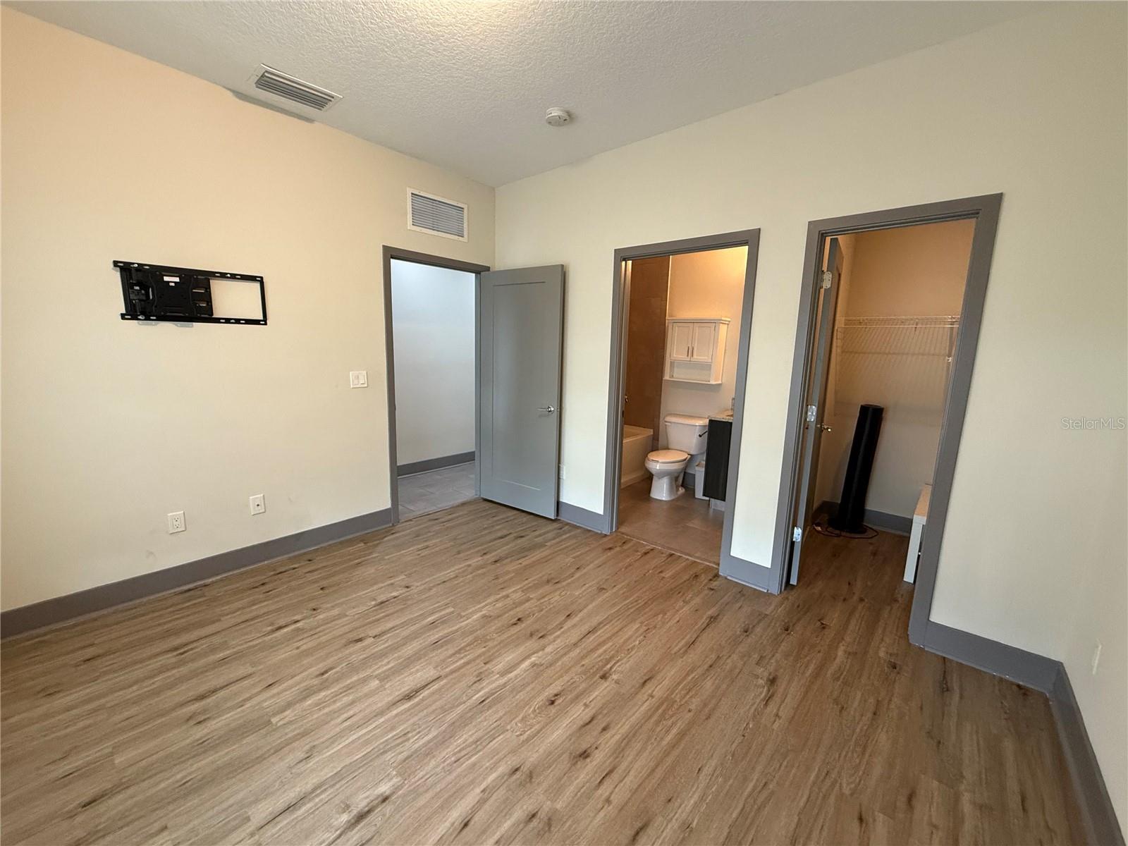 SOUTH WESTSHORE TWNHMS - Residential Lease