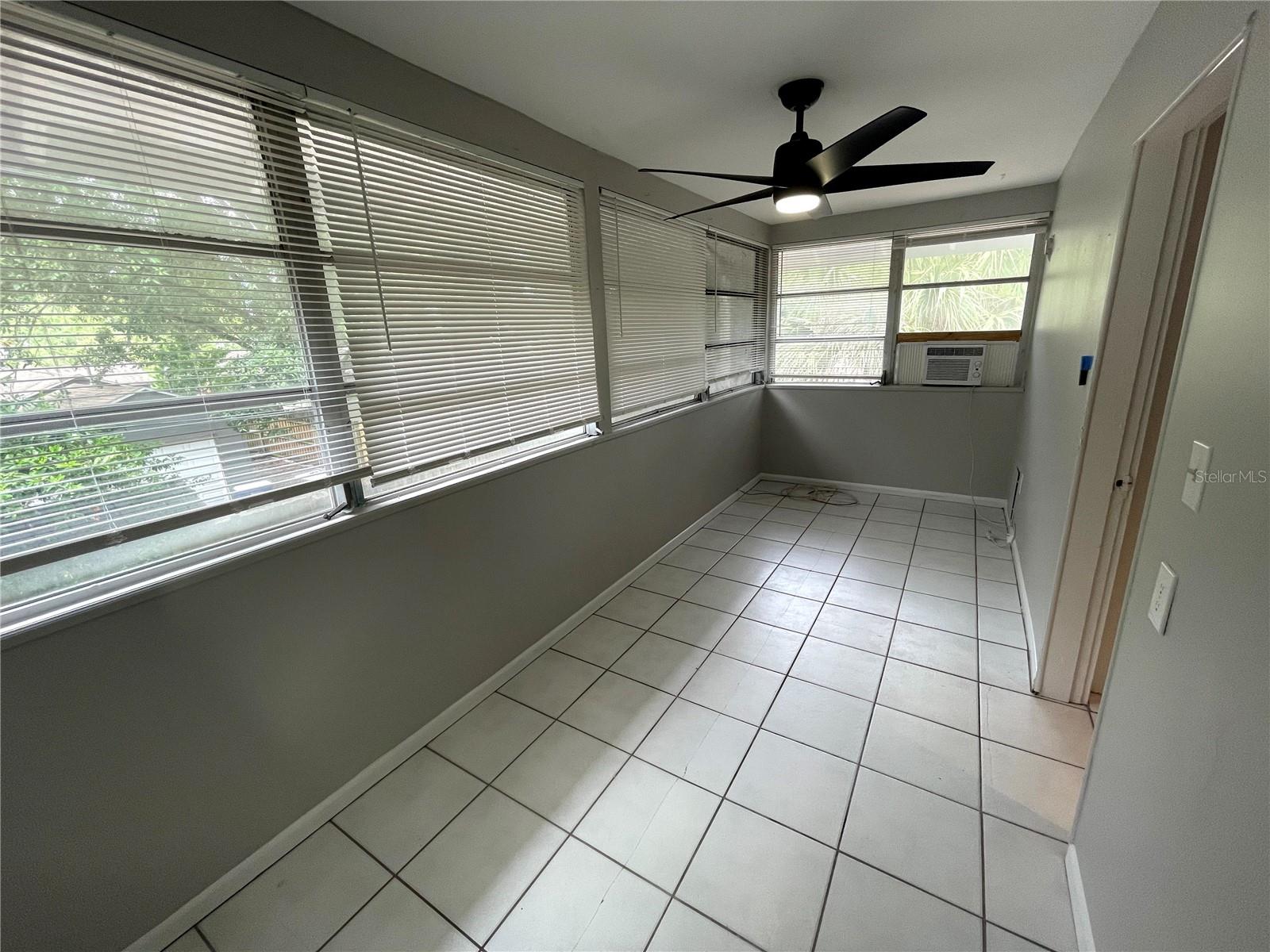 SUNSHINE PARK - Residential Lease