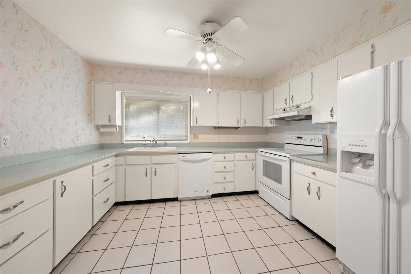 HARBOUR CLUB CONDO 2 - Residential