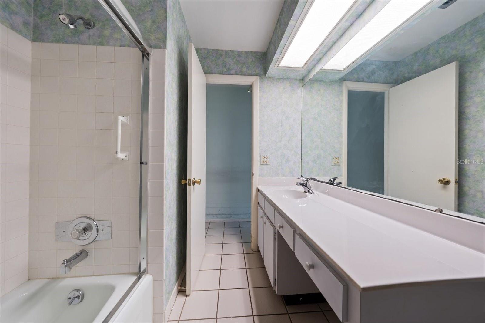 HARBOUR CLUB CONDO 2 - Residential