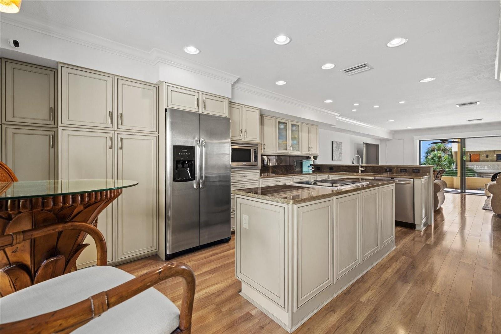 548 BEACH ROAD A, SARASOTA, FL, 34242 3 548 BEACH ROAD A