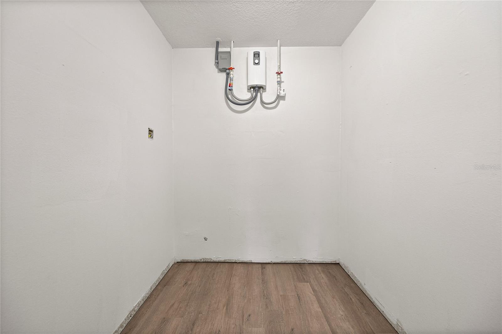 WHISPERING SANDS UN 01 - Residential Lease