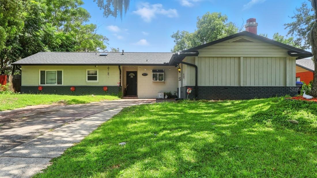 This charming 3-bedroom, 2-bath home offers plenty of room for your growing family, with a spacious interior and large yard perfect for outdoor activities. Enjoy the comfort of an open, well-designed layout that includes ample living and dining areas. The home features generous-sized bedrooms, including a master suite with an ensuite bath, creating a cozy retreat.
Outside, the expansive yard provides endless possibilities, from gardening to play areas, and the big driveway offers plenty of parking.
Located in a central, highly sought-after neighborhood, you'll be close to shopping, dining, schools, and parks. This home combines convenience with space, making it the ideal place for your family to grow and thrive.