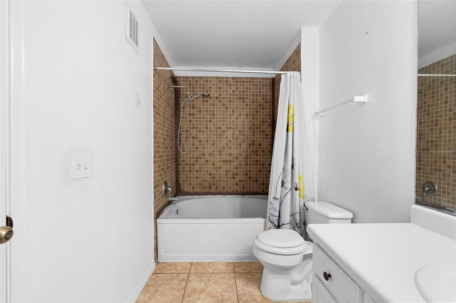 VILLAS AT LAKESIDE A CONDO - Residential