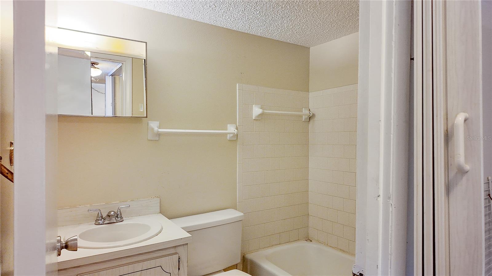 BAYSHORE ON THE LAKE APTS SEC 4 - Residential