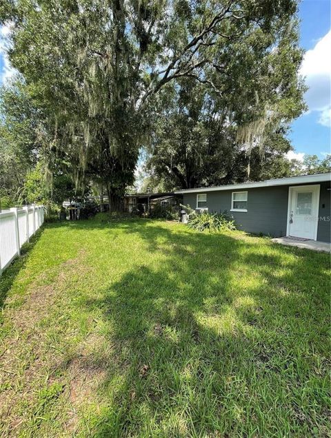 A home in LAKELAND