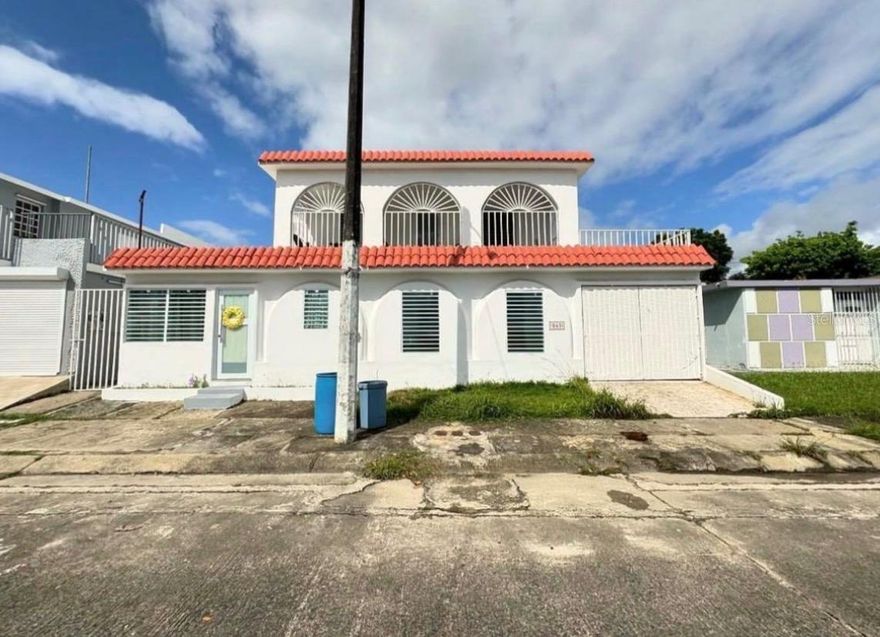 Cozy and modern apartment for rent in the Bairoa neighborhood of Caguas. Fully remodeled, it features two spacious and well-ventilated bedrooms, one remodeled bathroom, and a living room and kitchen with a functional and elegant design. The apartment includes one private parking space.
It comes equipped with a stove, refrigerator, washer/dryer, and air conditioners for your comfort. Located in an excellent residential area, close to supermarkets, pharmacies, and main access roads.