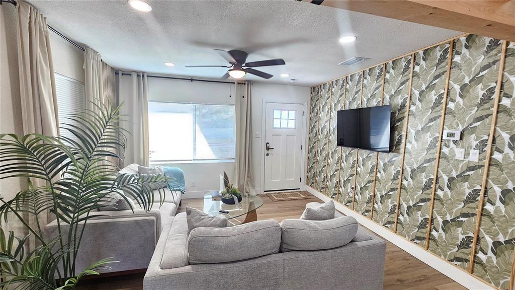 Photo of 3011 W Spruce Street, Tampa, FL 33607 (MLS # TB8449874)