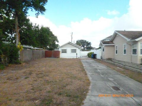 Photo of 1651 32 Avenue N, St Petersburg, FL 33713 (MLS # TB8449079)