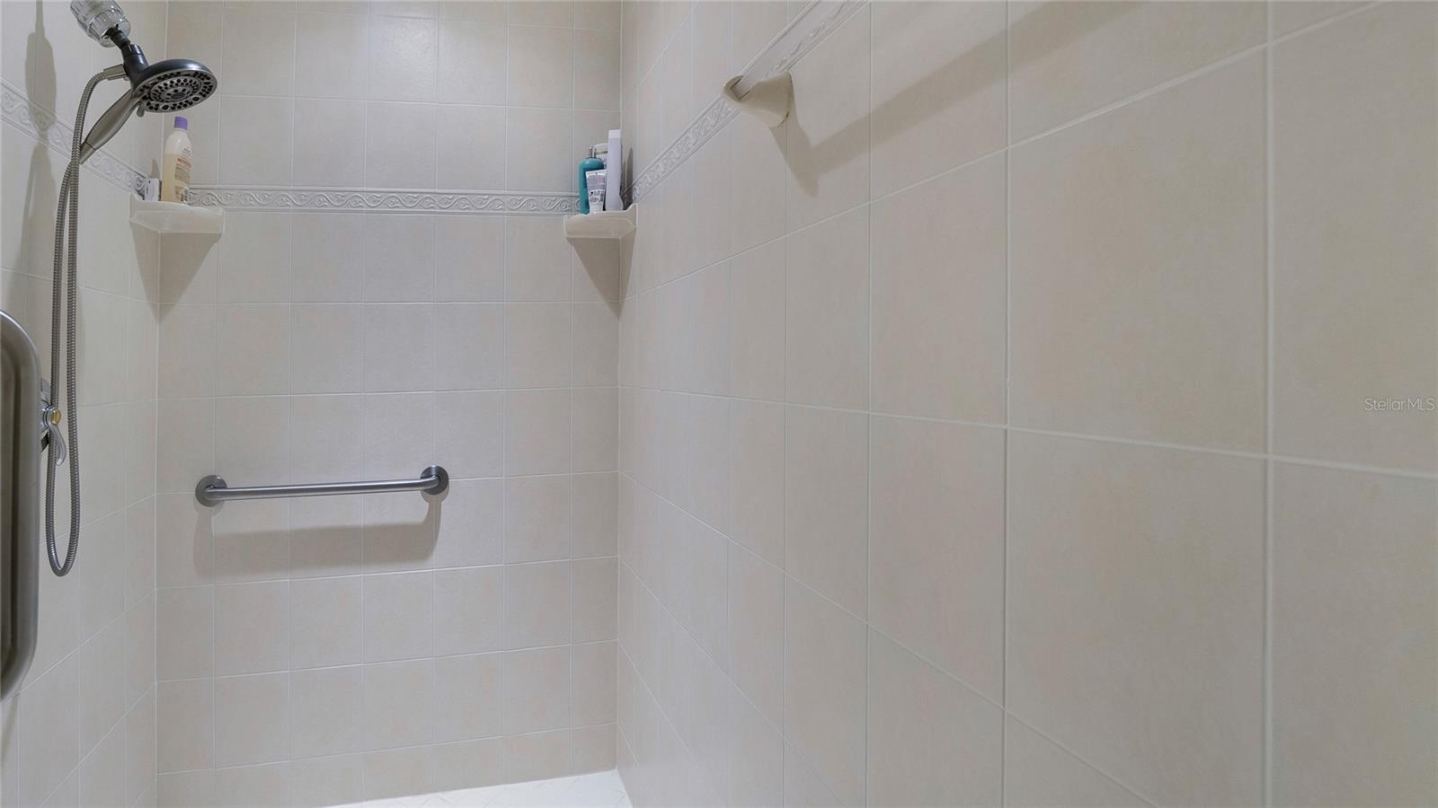 PARISIENNE GARDENS - Residential