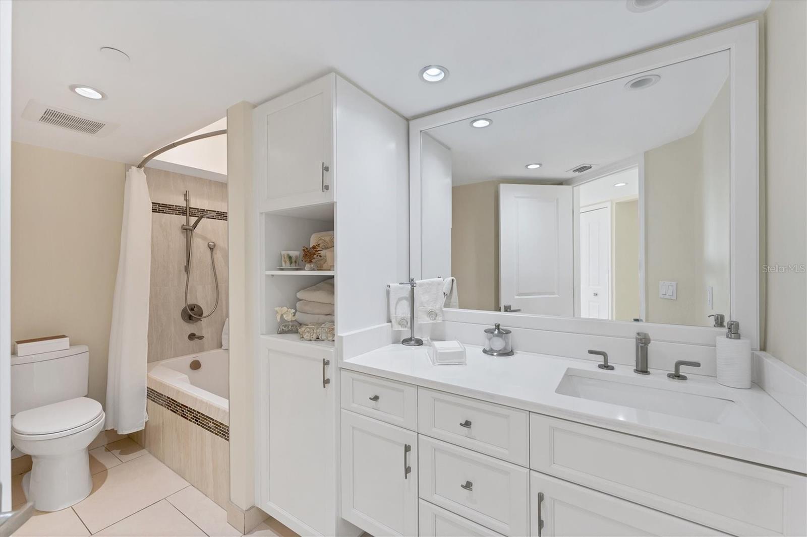 CONDO ON THE BAY - Residential