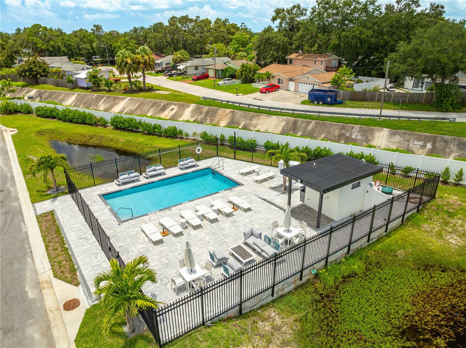 LATITUDES IN THE PARK TWNHMS - Residential