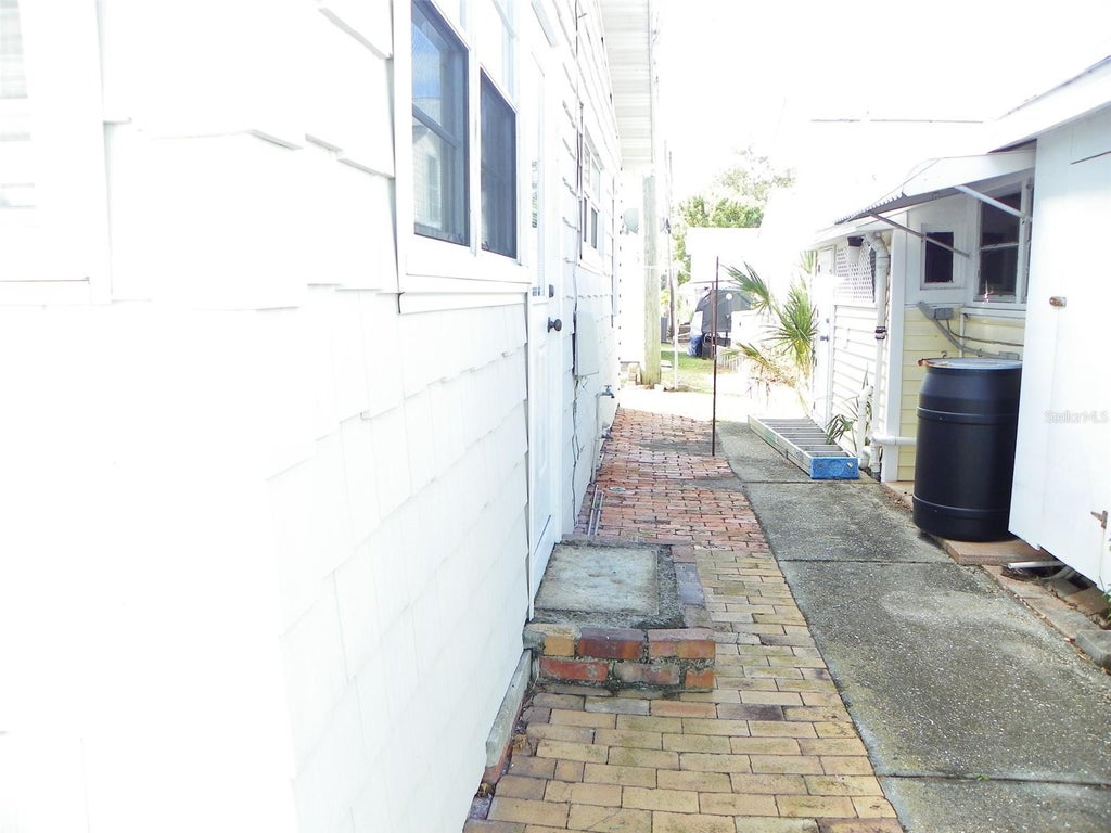 Photo of 8 Plaza Street E, Bradenton, FL 34208 (MLS # A4710112)