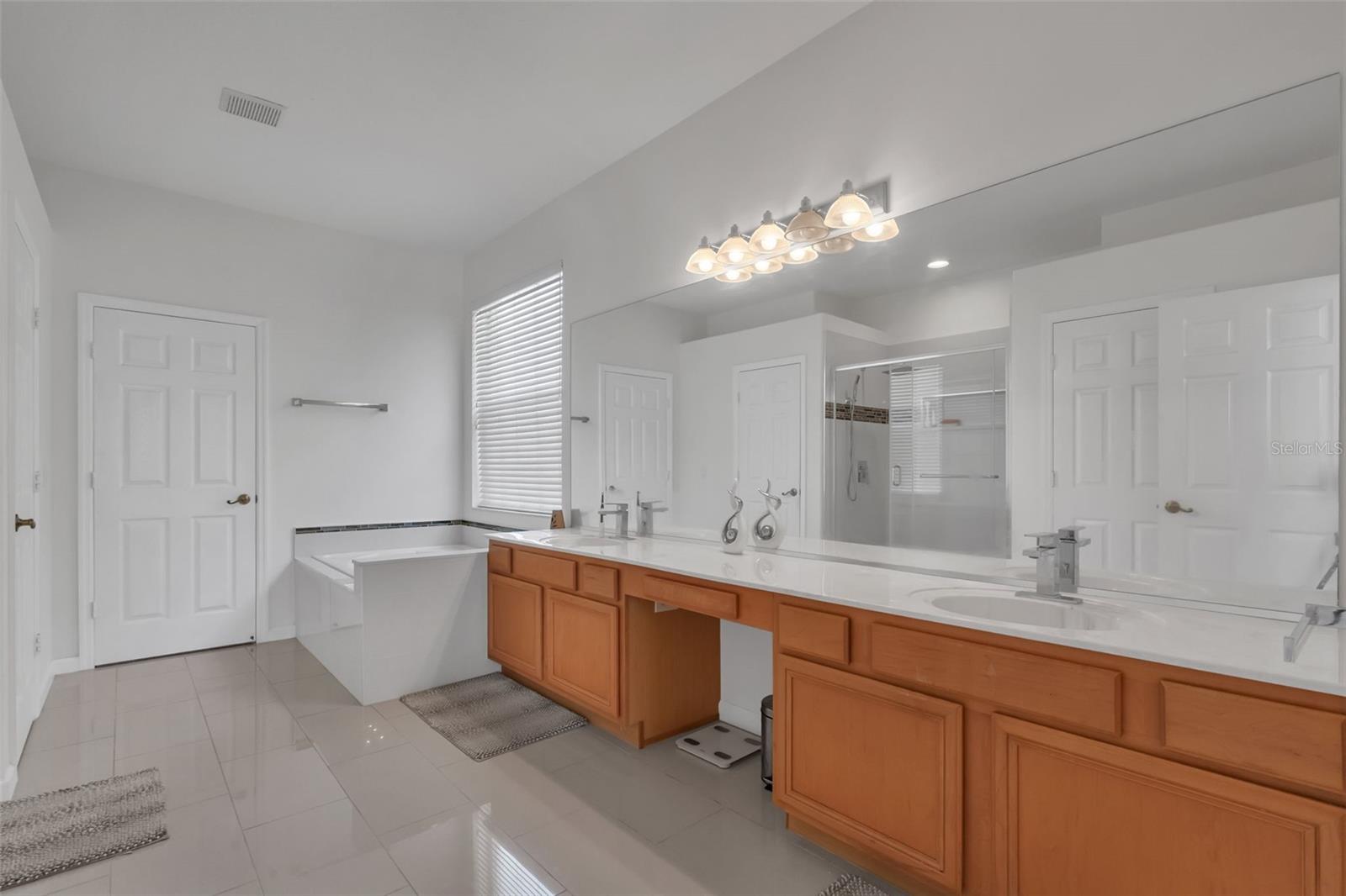 HAWKS NEST - Residential