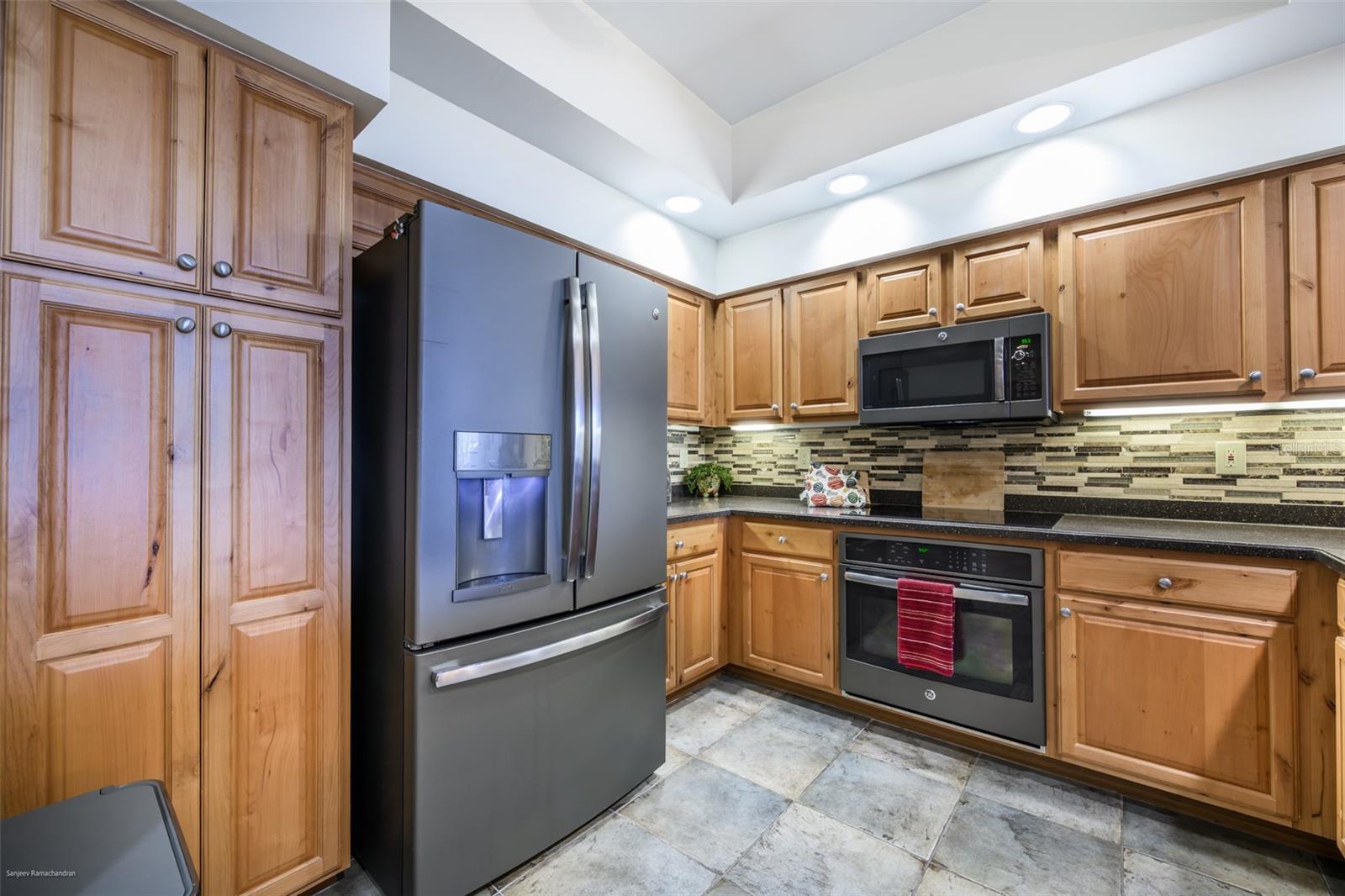 GRANDE ISLE TOWERS I & 02 PH I - Residential Lease