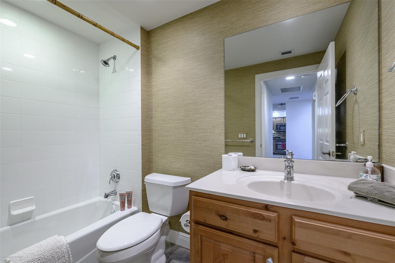 GRANDE ISLE TOWERS I & 02 PH I - Residential Lease