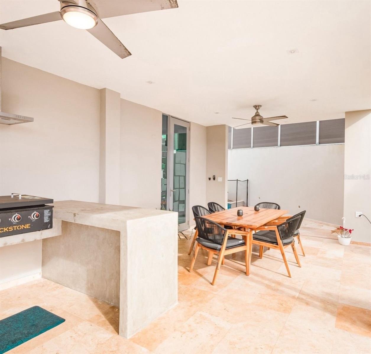 Urb Riviera Court CALLE 1