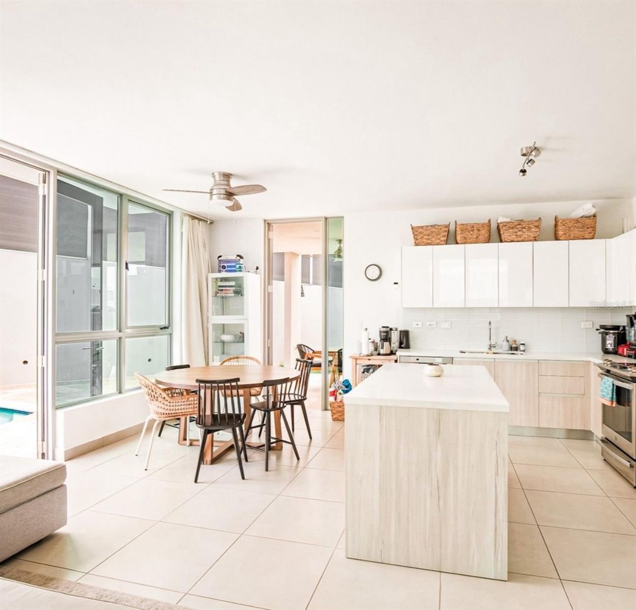 Urb Riviera Court CALLE 1