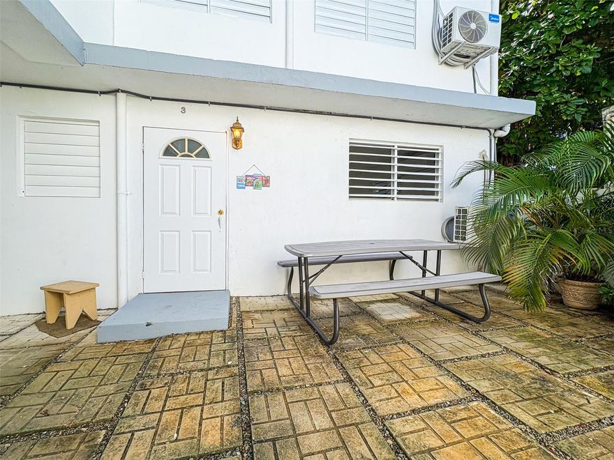 Practical and well-located apartment in a high-demand area of San Juan. Water and electricity included (with cap). Features 1 bedroom, 1 bathroom, 1 parking space, and comes equipped with washer, refrigerator, stove, and one A/C unit. Prime positioning for search visibility: located in the heart of San Juan, walking distance to the Golden Mile, steps from the Choliseo, Popular Center, Fine Arts, restaurants, and essential services. Minutes from Sagrado Corazón University, Polytechnic University, and UPR Río Piedras. Close to Santurce, Ciudadela, PR-52 expressway, and Tren Urbano. A solid option for anyone seeking a connected location in the heart of San Juan.
