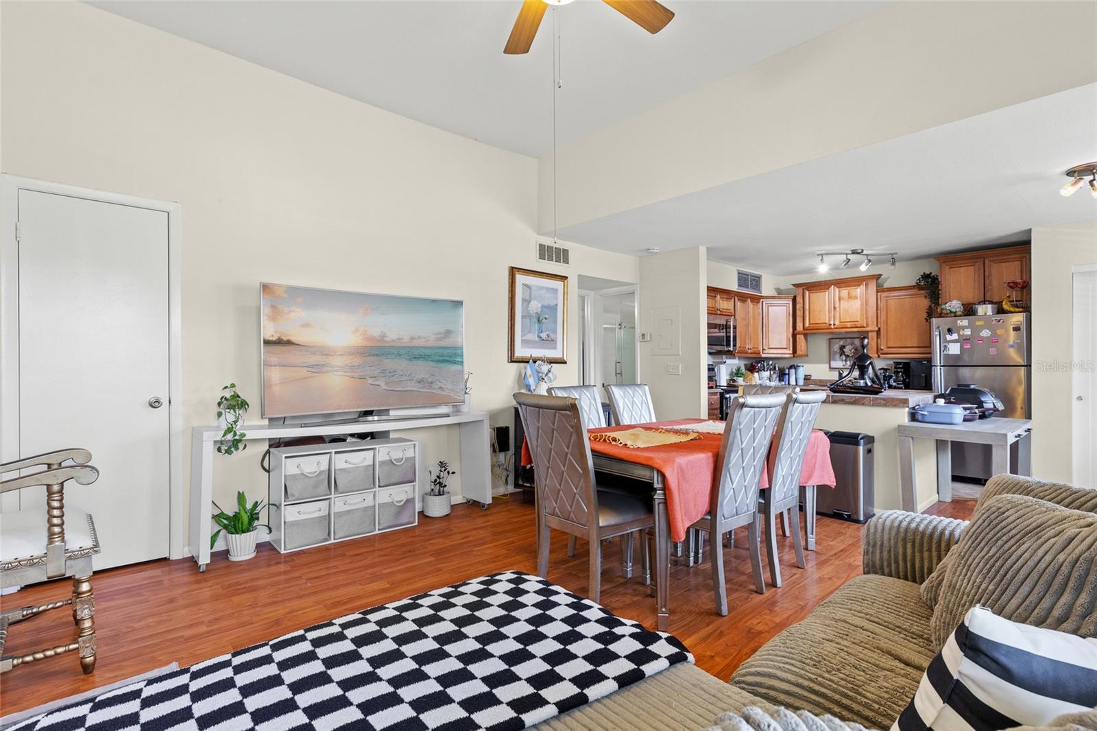 320 BLACK OAK COURT 208