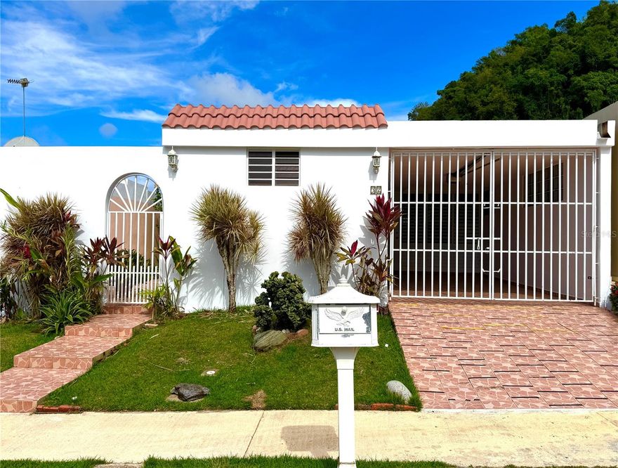 Excellent property in a gated community with access control and the best location in Manatí (2 minutes from Doctors' Center, shopping centers, and Highway 22). It features 3 bedrooms (master with private bathroom and A/C), 2 bathrooms, living room, kitchen, dining room, terrace with tool storage, and a carport with Italian tile and an electric gate on a 254-square-meter fenced lot. Includes 4 split-unit air conditioners, washer, dryer, 3 ceiling fans, electric water heater, stovetop, security bars, several security doors and windows, lamps, and more. HOA fees $25 monthly. Proof of funds is required.