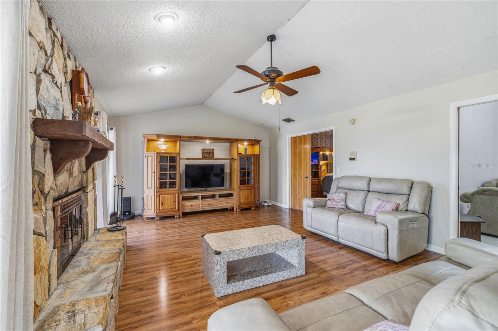 HUNTERS LAKE - Residential