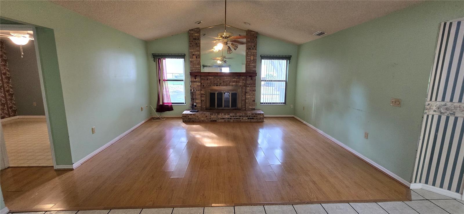 OAKS LAKELAND - Residential
