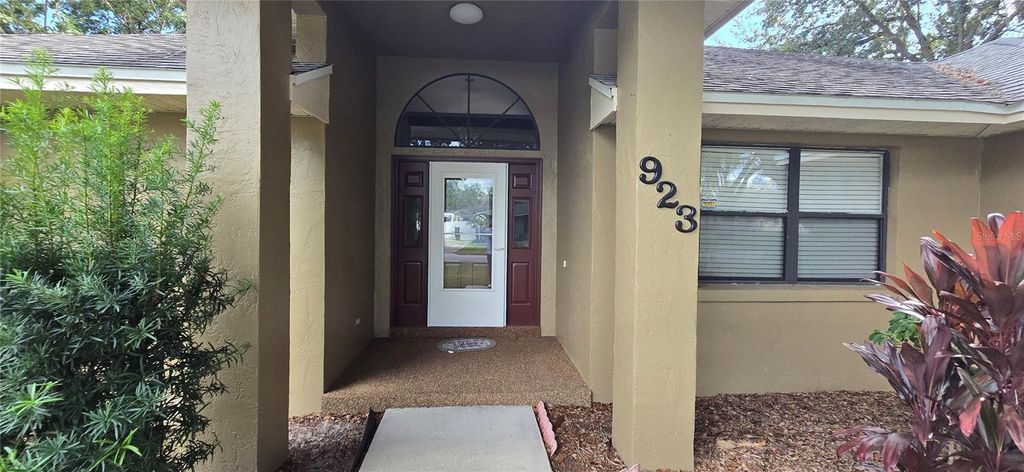 Photo of 923 Hammock Shade Drive, Lakeland, FL 33809 (MLS # R4910020)