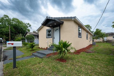 A home in LAKELAND