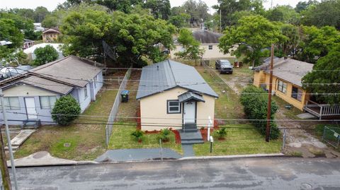 A home in LAKELAND